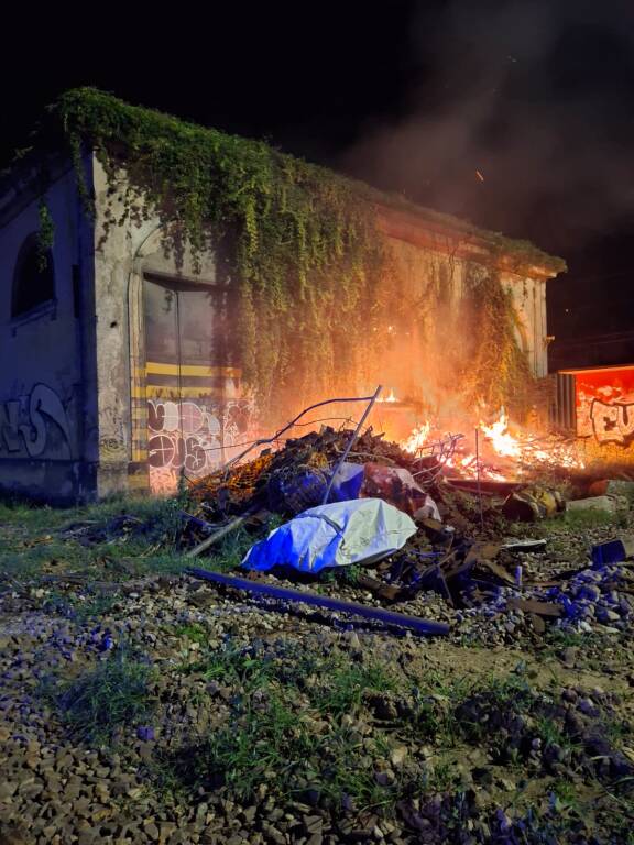 Incendio nella notte in zona Stazione a Luino