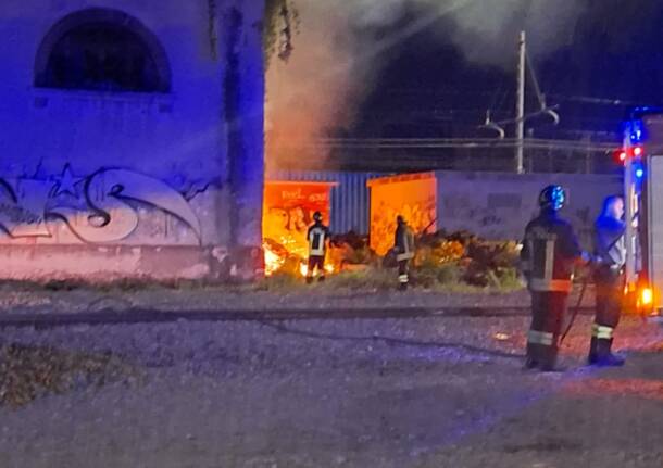 Incendio nella notte in zona Stazione a Luino