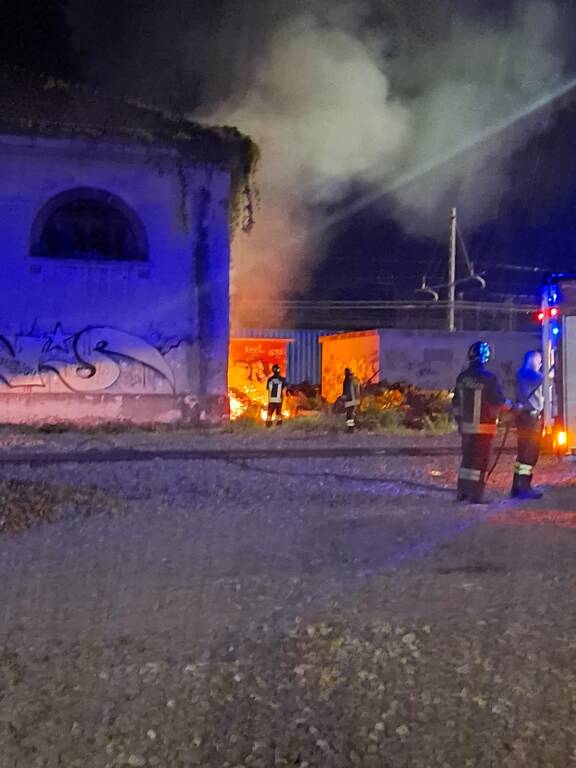Incendio nella notte in zona Stazione a Luino