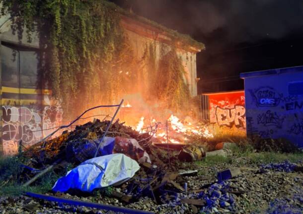 Incendio nella notte in zona Stazione a Luino