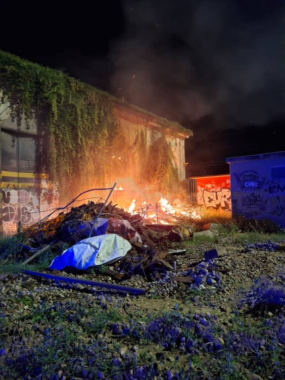Incendio nella notte in zona Stazione a Luino