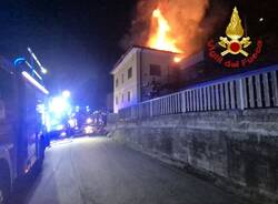 Fiamme nella notte a Besozzo: brucia la mansarda di una palazzina, evacuato l'edificio