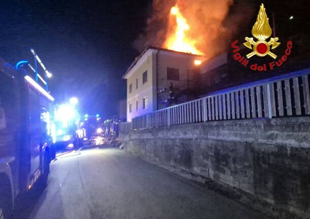 Fiamme nella notte a Besozzo: brucia la mansarda di una palazzina, evacuato l'edificio