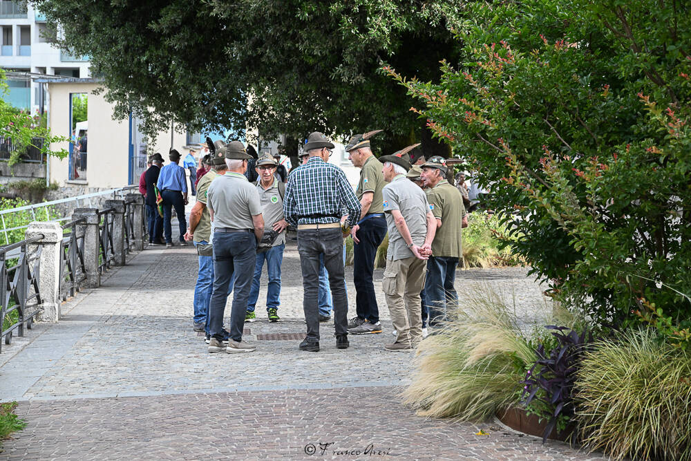 Gli Alpini sfilano a Laveno 