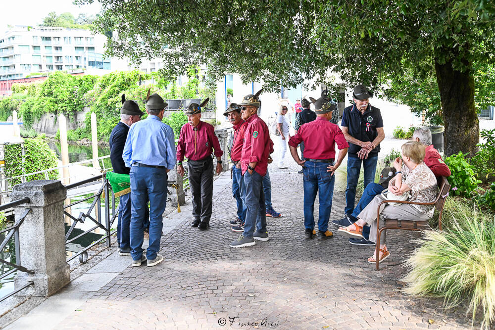 Gli Alpini sfilano a Laveno 