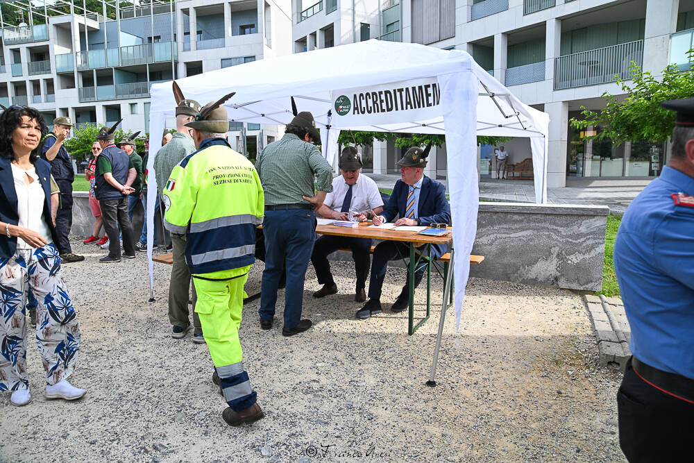 Gli Alpini sfilano a Laveno 