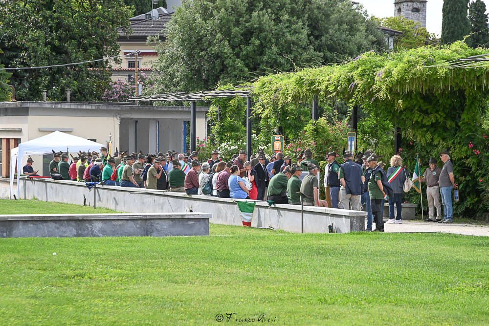 Gli Alpini sfilano a Laveno 