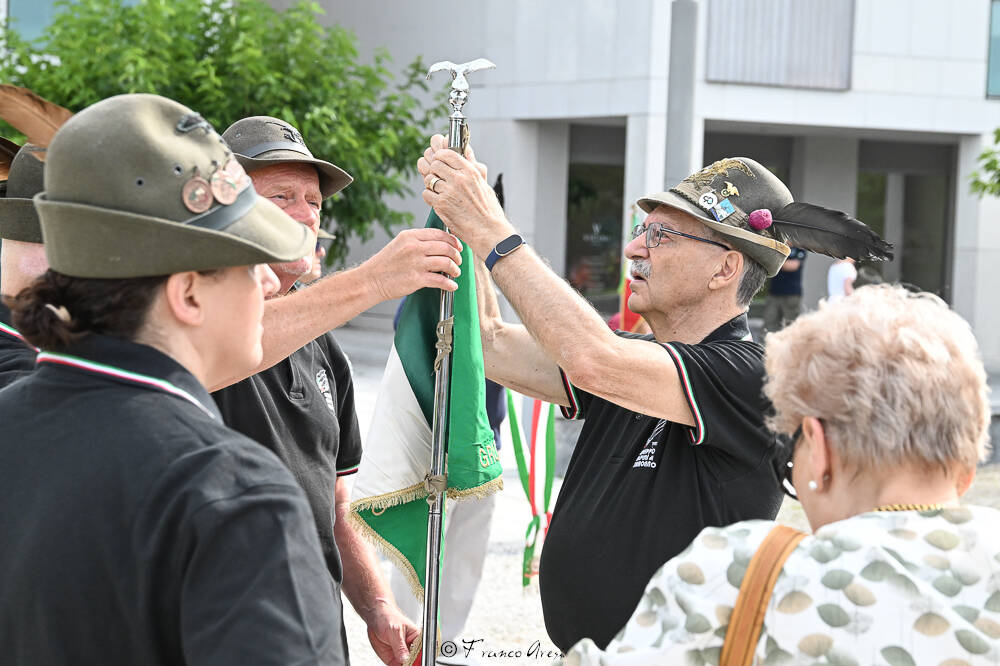 Gli Alpini sfilano a Laveno 