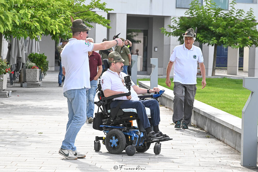 Gli Alpini sfilano a Laveno 