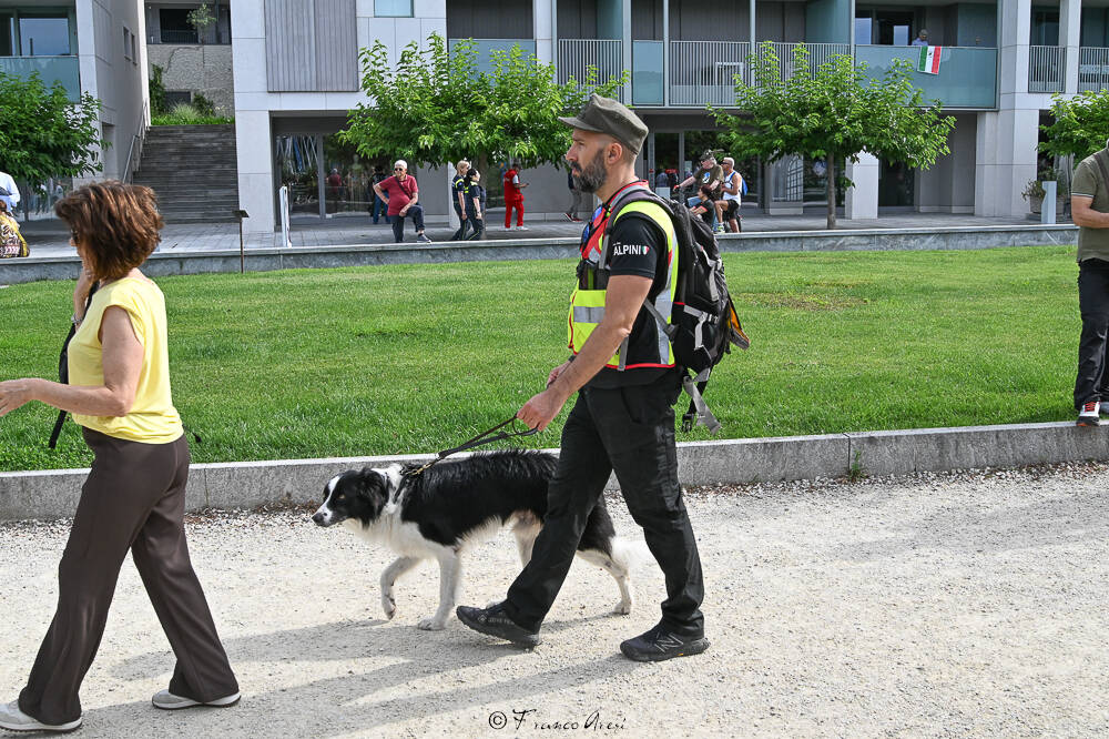 Gli Alpini sfilano a Laveno 