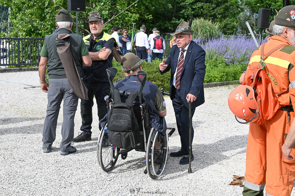 Gli Alpini sfilano a Laveno 