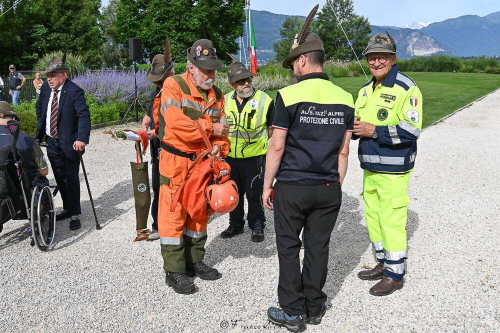 Gli Alpini sfilano a Laveno 