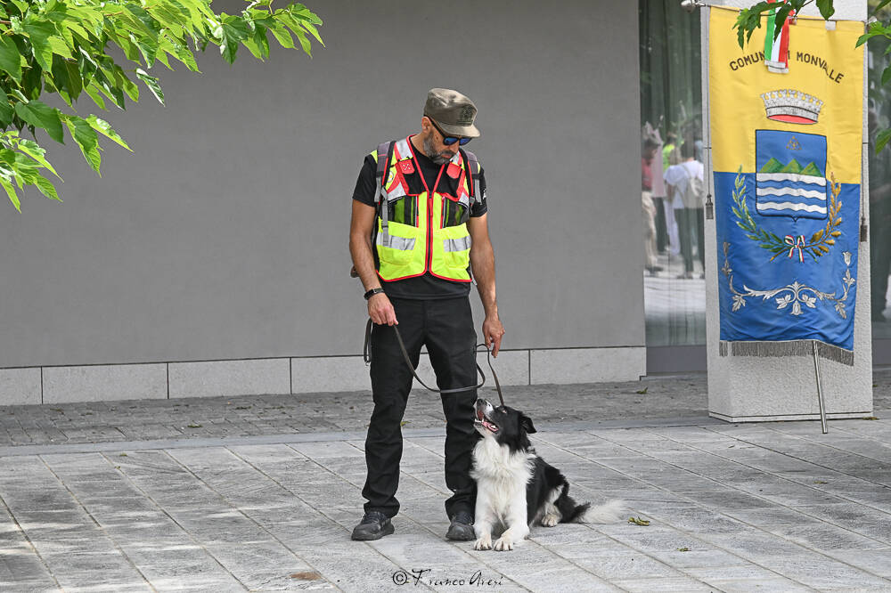 Gli Alpini sfilano a Laveno 