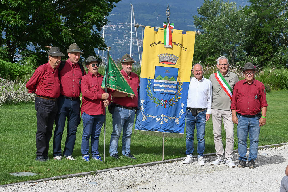 Gli Alpini sfilano a Laveno 