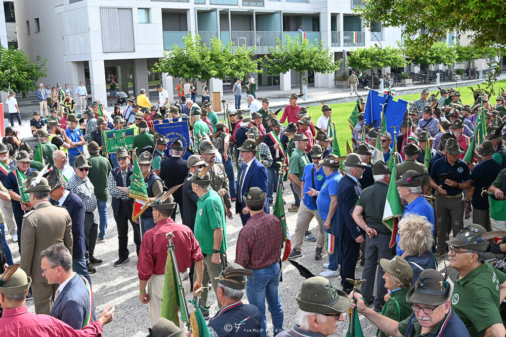 Gli Alpini sfilano a Laveno 
