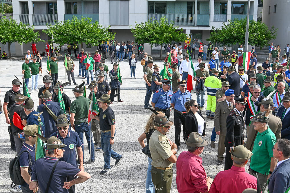 Gli Alpini sfilano a Laveno 