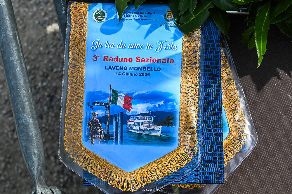 Gli Alpini sfilano a Laveno 
