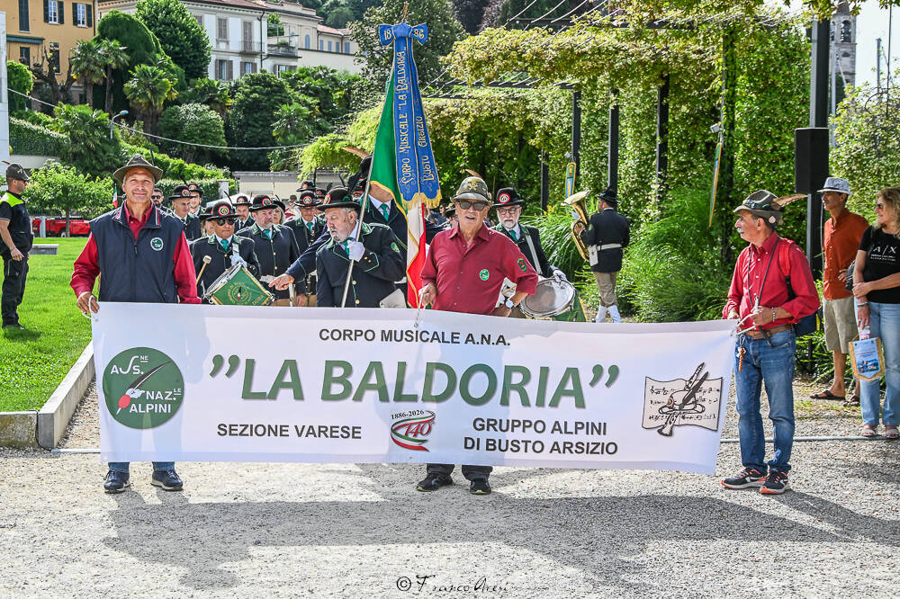 Gli Alpini sfilano a Laveno 