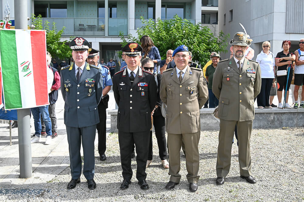 Gli Alpini sfilano a Laveno 