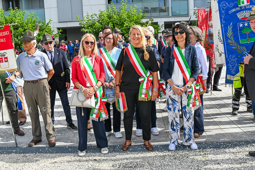 Gli Alpini sfilano a Laveno 