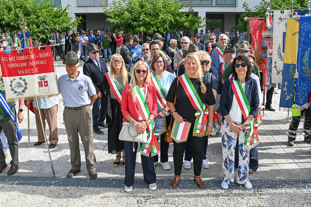 Gli Alpini sfilano a Laveno 