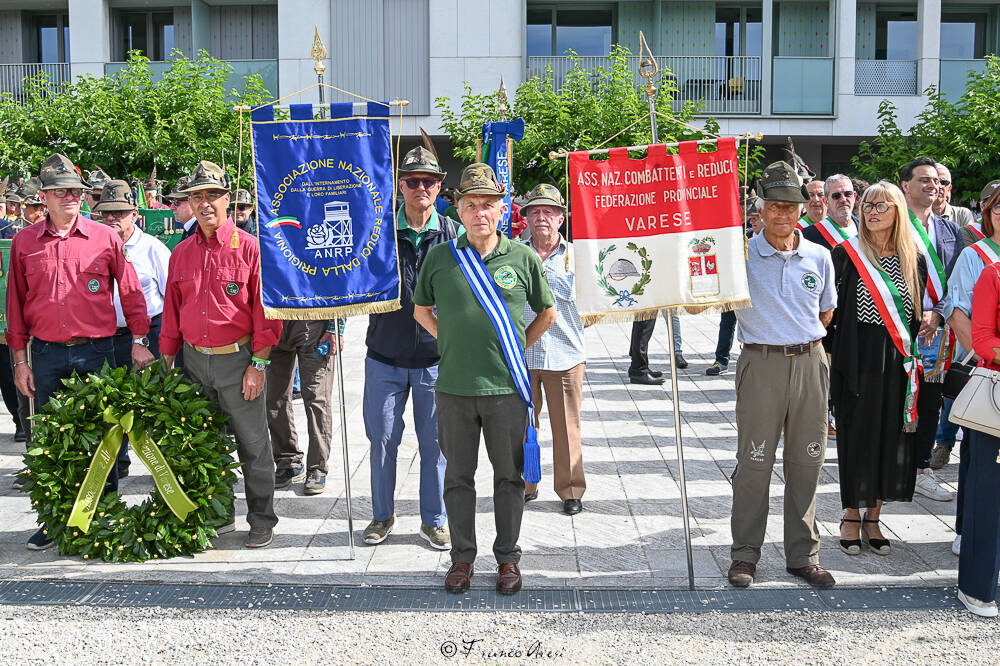 Gli Alpini sfilano a Laveno 