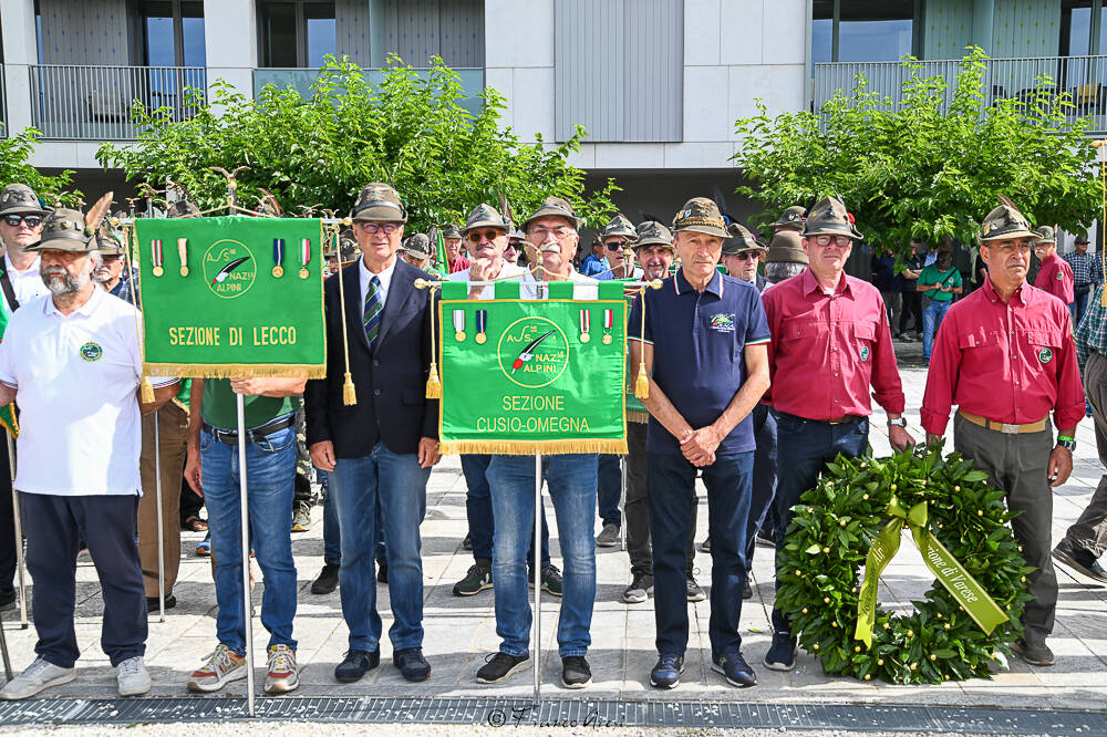 Gli Alpini sfilano a Laveno 