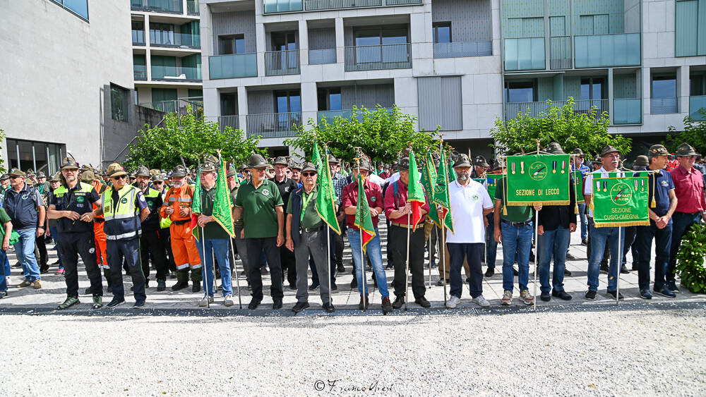 Gli Alpini sfilano a Laveno 