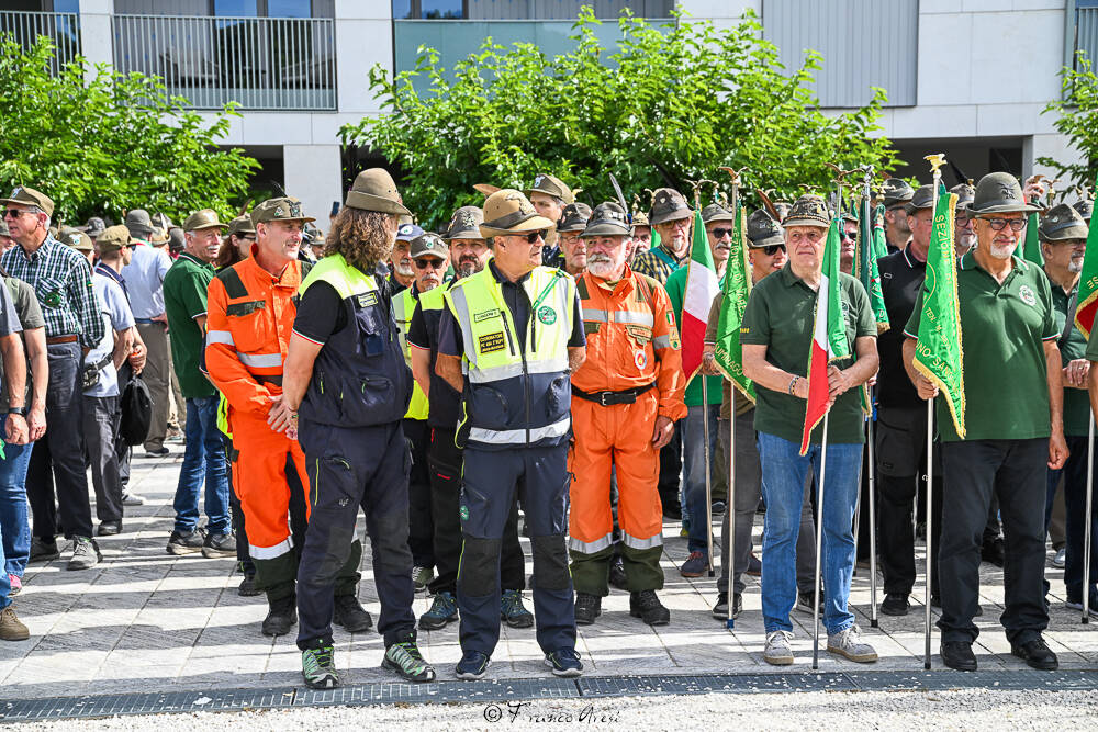 Gli Alpini sfilano a Laveno 