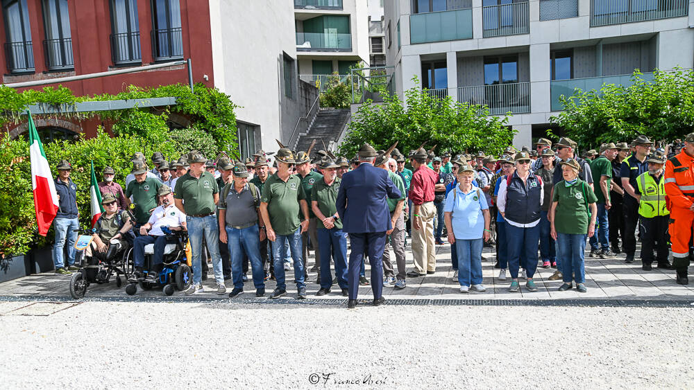 Gli Alpini sfilano a Laveno 