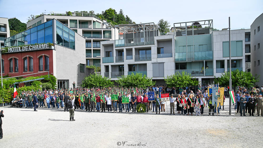 Gli Alpini sfilano a Laveno 