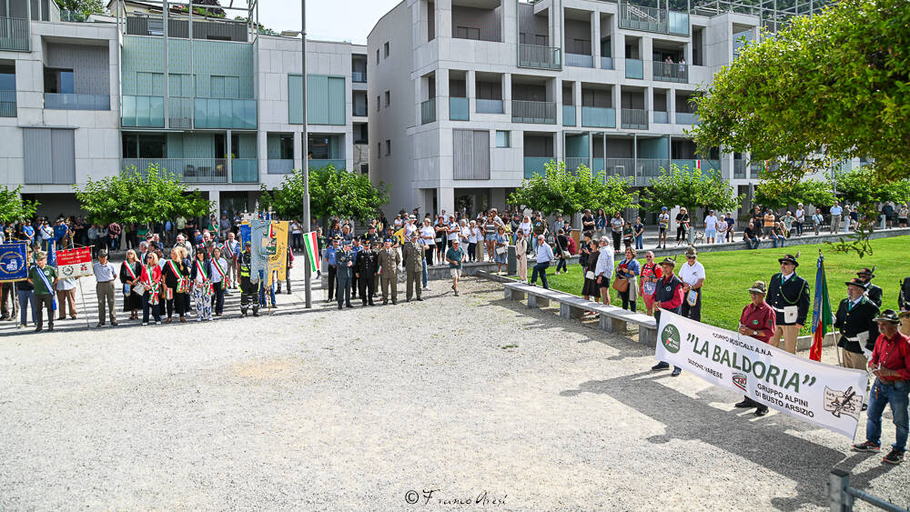 Gli Alpini sfilano a Laveno 