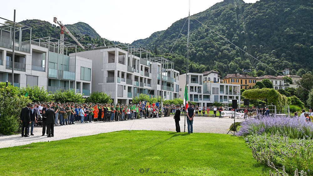 Gli Alpini sfilano a Laveno 