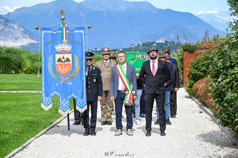 Gli Alpini sfilano a Laveno 