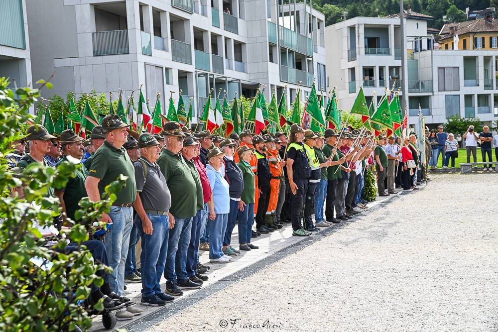 Gli Alpini sfilano a Laveno 