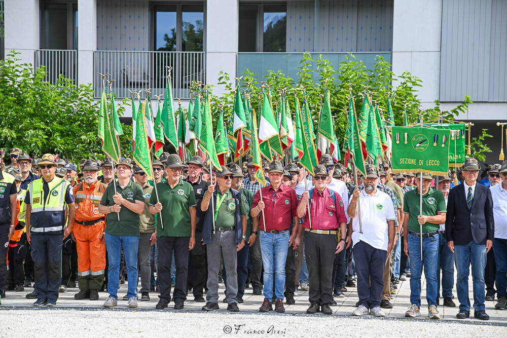 Gli Alpini sfilano a Laveno 