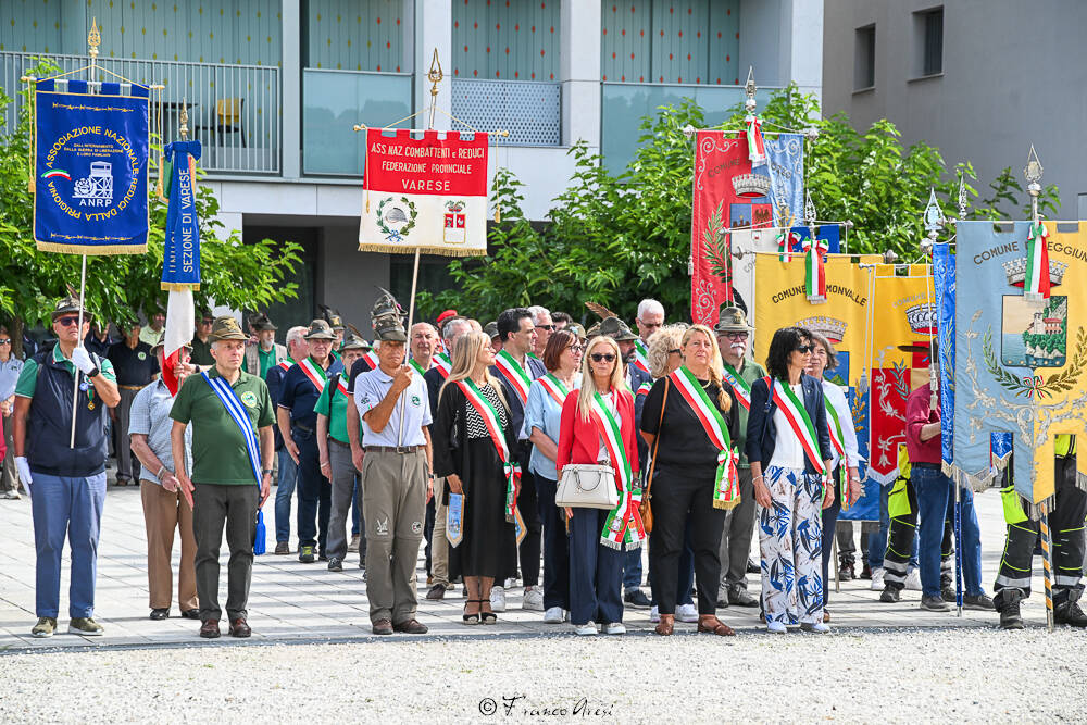 Gli Alpini sfilano a Laveno 