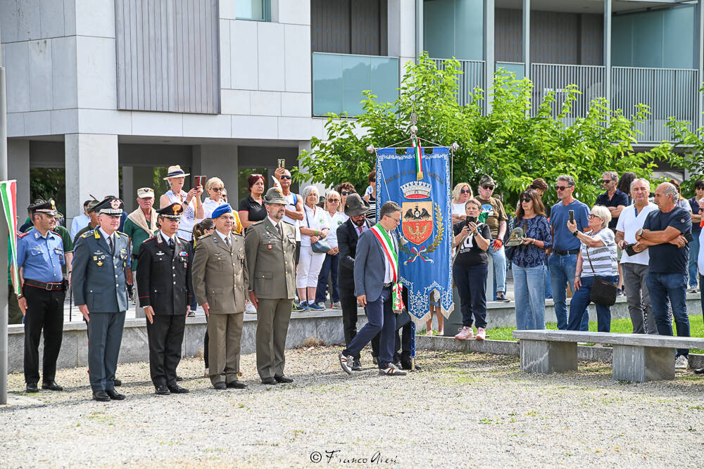 Gli Alpini sfilano a Laveno 