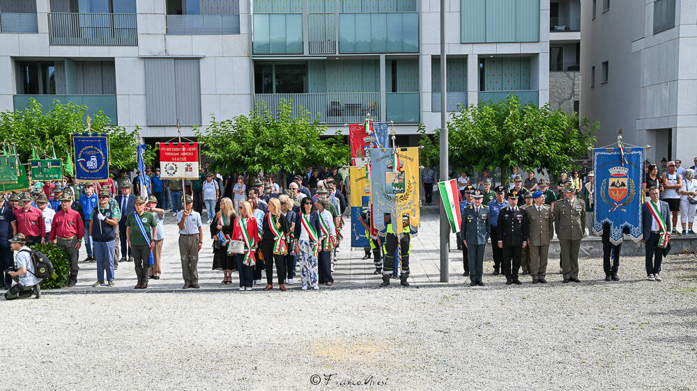 Gli Alpini sfilano a Laveno 