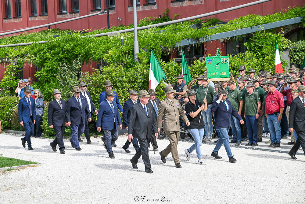 Gli Alpini sfilano a Laveno 