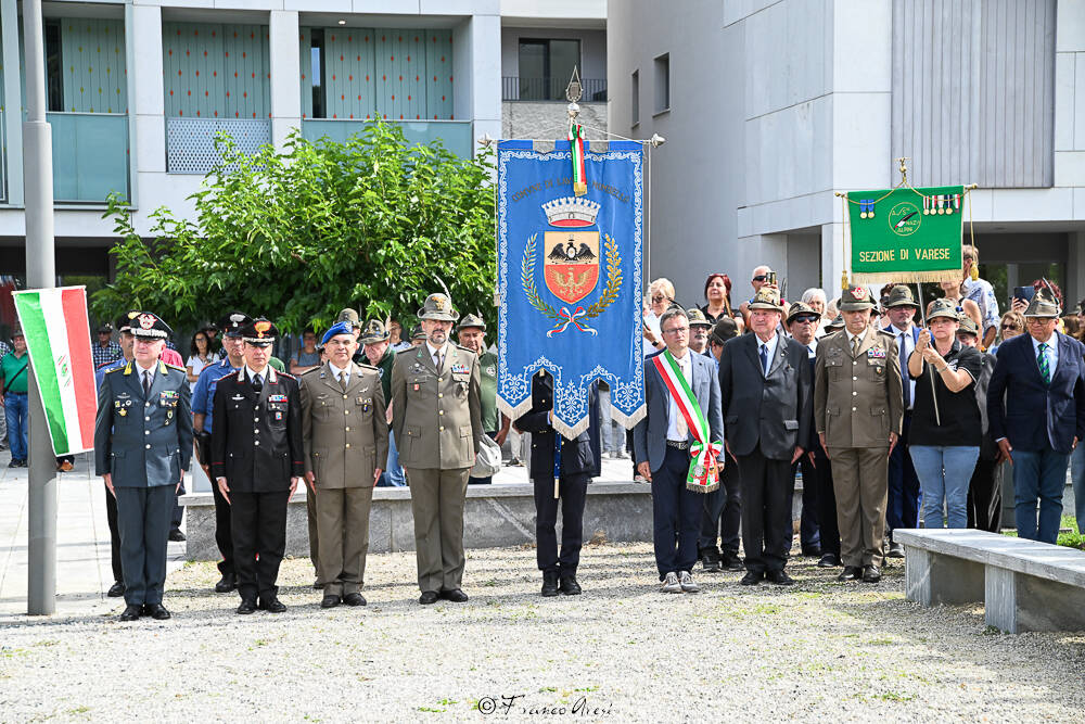 Gli Alpini sfilano a Laveno 