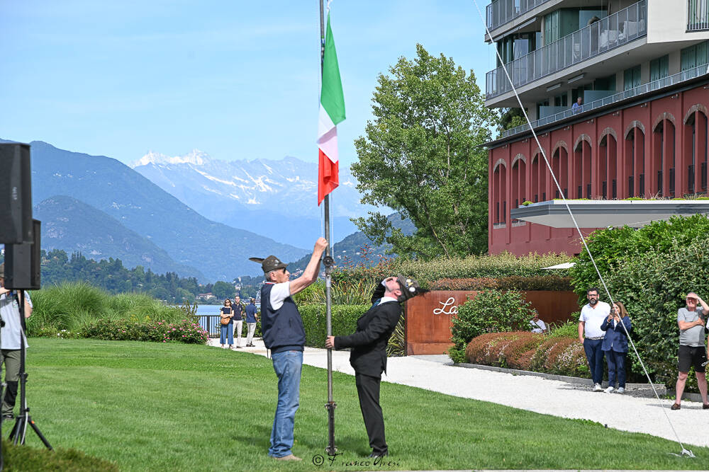 Gli Alpini sfilano a Laveno 