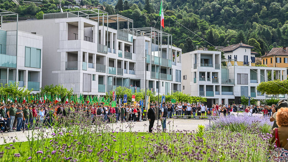 Gli Alpini sfilano a Laveno 