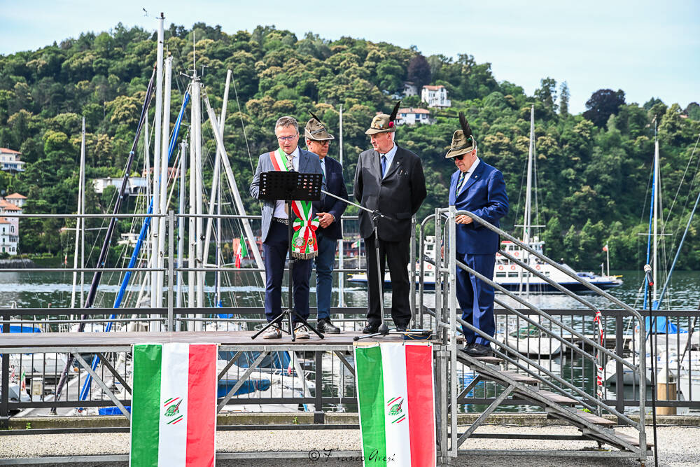 Gli Alpini sfilano a Laveno 