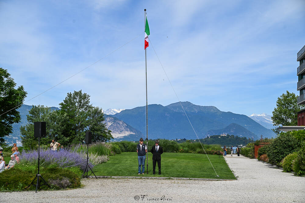 Gli Alpini sfilano a Laveno 