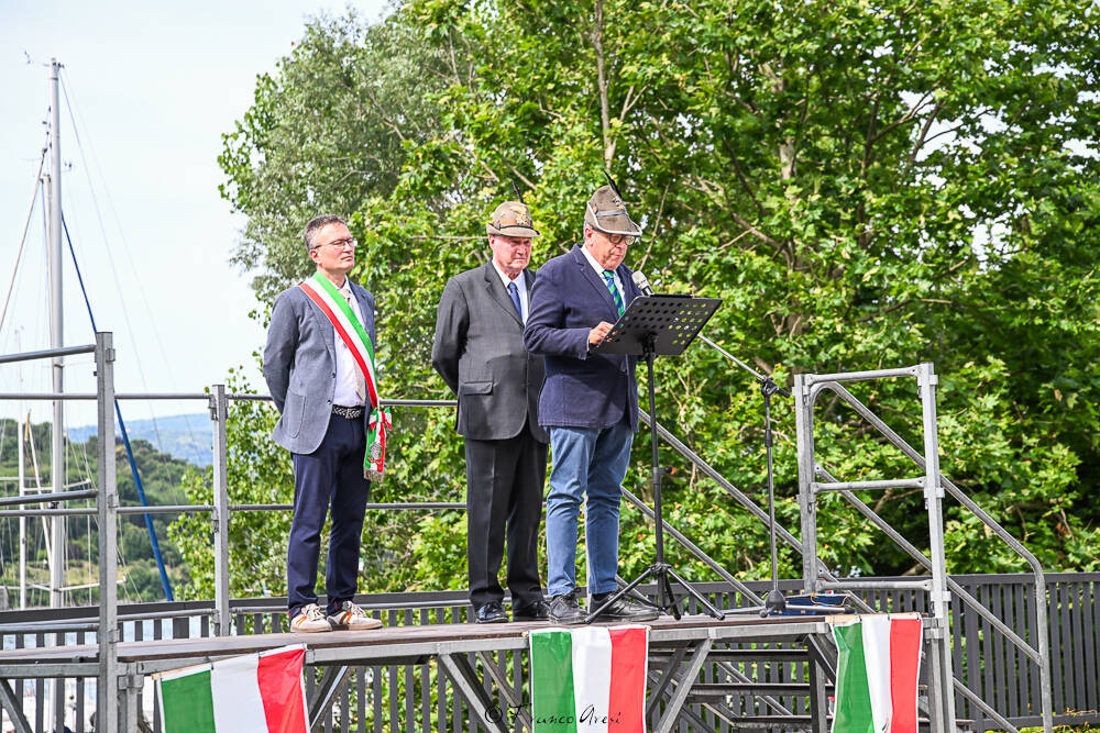 Gli Alpini sfilano a Laveno 