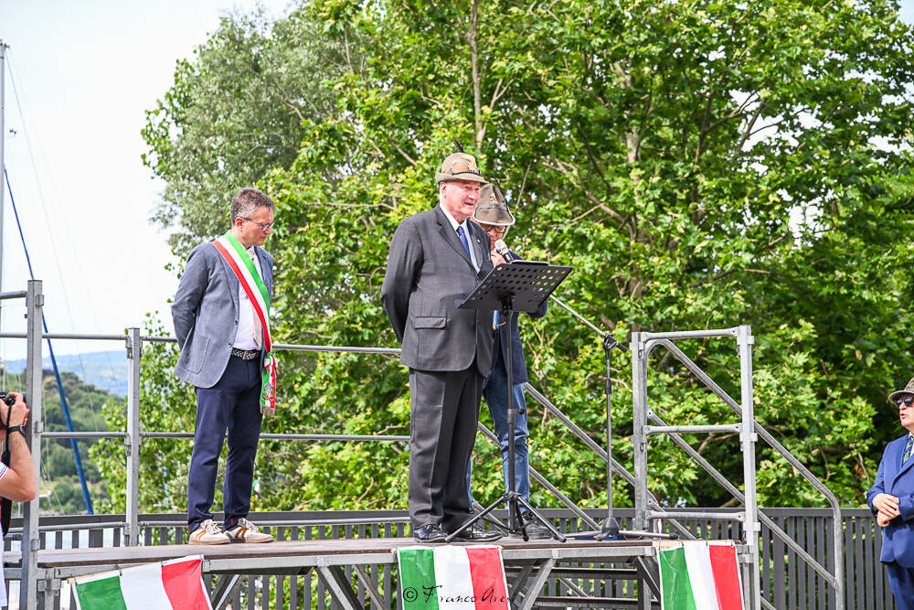 Gli Alpini sfilano a Laveno 