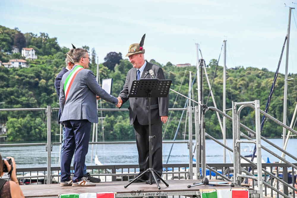 Gli Alpini sfilano a Laveno 