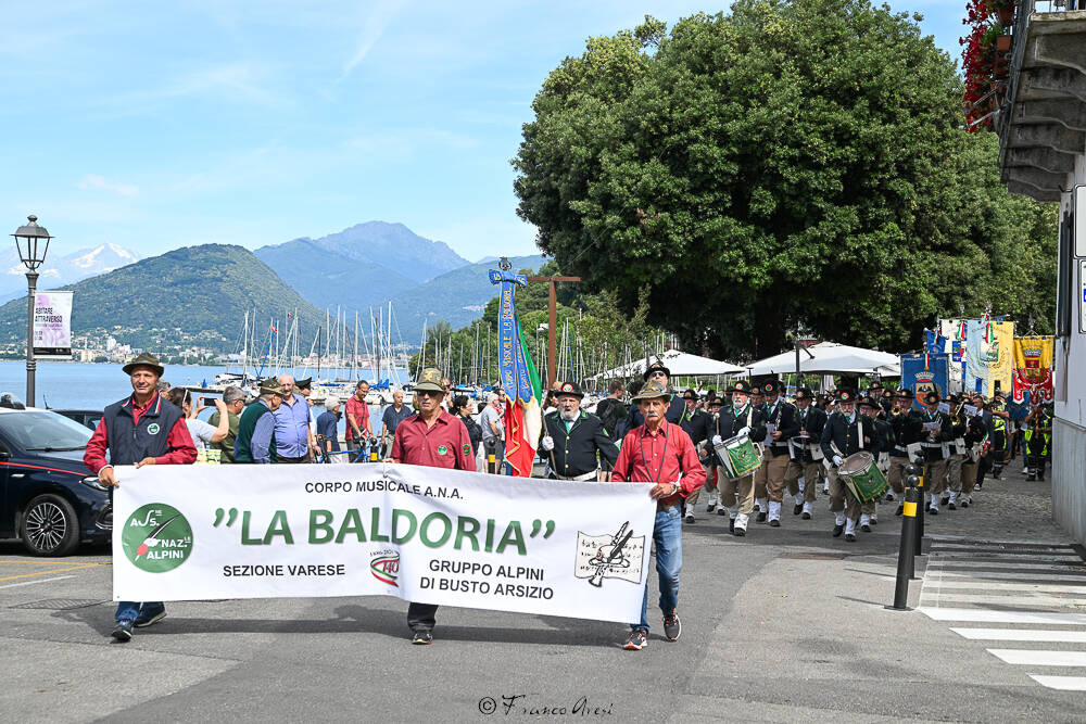 Gli Alpini sfilano a Laveno 
