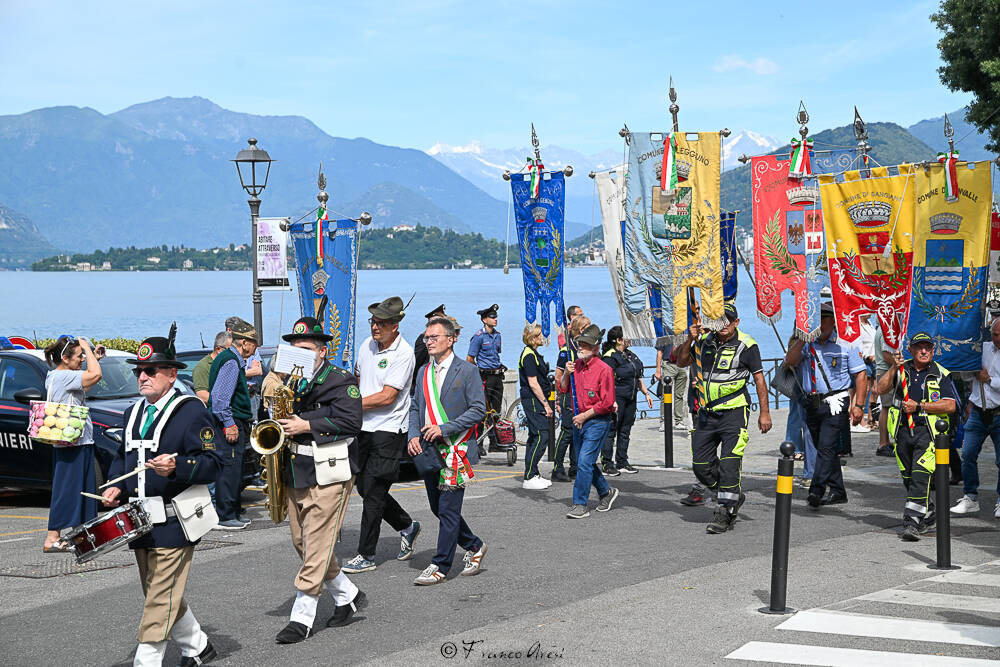 Gli Alpini sfilano a Laveno 